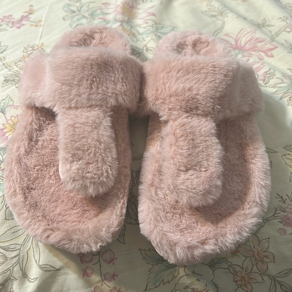 NWOT Pink fuzzy sandal/house shoes in size 6. - Picture 1 of 4